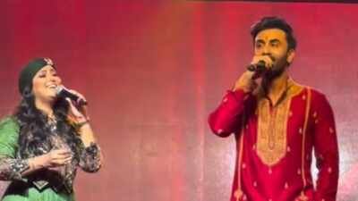 ‘Ramayana’ star Ranbir Kapoor sings ‘Kabira’ with Harshdeep Kaur at Mumbai Durga Puja pandal, fans hail the impromptu ‘Yeh Jawaani Hai Deewani’ moment as ‘pure emotional bliss’ – WATCH |
