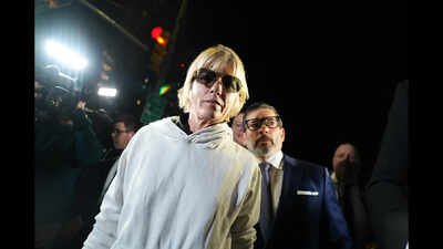 Selma Blair charged with assault on police officer and nurse; actress released on USD 20,000 cash bail |
