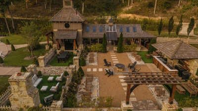 In 2025, a 118-acre Tennessee estate sold for $6.8 million with just 1,000 sq ft of living space; after a build-out to 17,078 sq ft with a music studio, helipad and wedding venue, it is back for $19.9 million