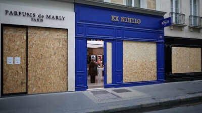 Anti-Government Protests France: Watch: Paris shops increase security, board up windows, as France braces for weekend protests